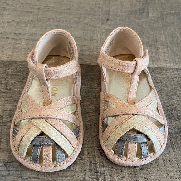 NWOT Reaction Kenneth Cole Baby Sandals - Picture 2 of 4
